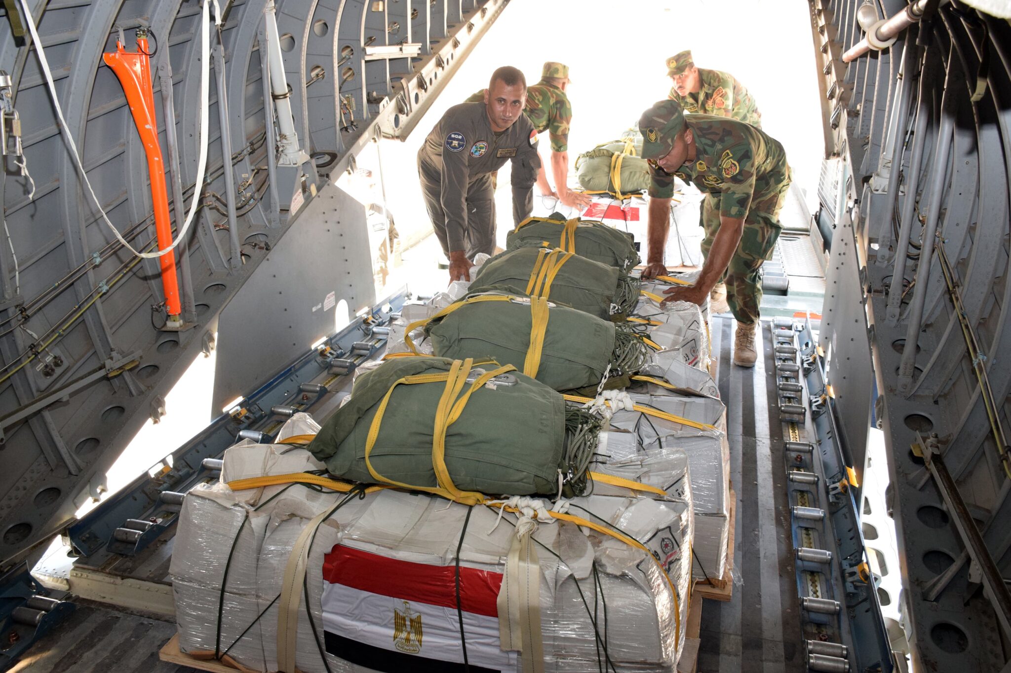 بتوجيهات من الرئيس السيسي.. القوات المسلحة تواصل دعم غزة عبر الإسقاط الجوي والمساعدات البرية