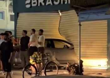 سيارة تقتحم محل هواتف أمام استاد الإسماعيلية وسط ذهول الأهالي