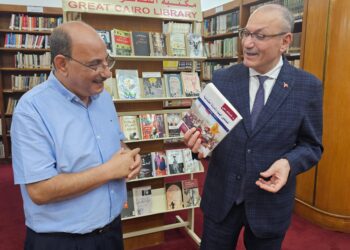 السفير التركي بالقاهرة صالح موطلو شن يُهدي مجموعة كتب إلى مكتبة القاهرة الكبرى