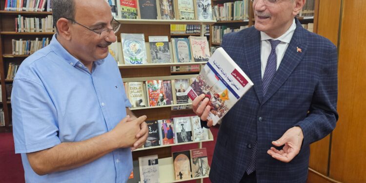 السفير التركي بالقاهرة صالح موطلو شن يُهدي مجموعة كتب إلى مكتبة القاهرة الكبرى