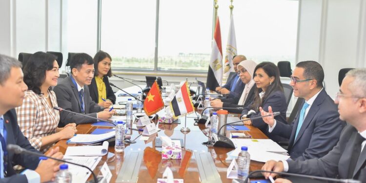 وزير الاستثمار و التجارة الخارجية يستقبل نائبة وزير الصناعة والتجارة الفيتنامي