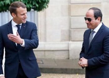 السيسي يطلع ماكرون على أبرز مخرجات القمة العربية الإسلامية في الدوحة