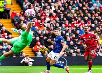 ليفربول يحسم ديربي الميرسيسايد ويتصدر الدوري الإنجليزي بالعلامة الكاملة