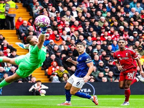 ليفربول يحسم ديربي الميرسيسايد ويتصدر الدوري الإنجليزي بالعلامة الكاملة