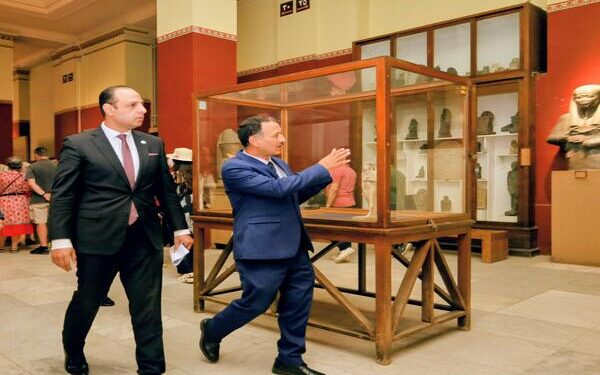 النيابة الإدارية تجري معاينة بالمتحف المصري في واقعة اختفاء سوار أثري