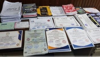 النيابة تستجوب متهماً بإنشاء أكاديمية وهمية للنصب ومنح شهادات علمية مزورة