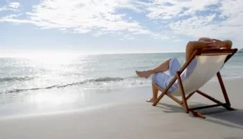 خبراء يحذرون: الجلوس بوضع ساق فوق الأخرى قد يسبب جلطات تهدد الحياة