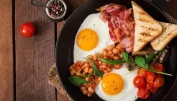 تخطي وجبة الإفطار قد يرفع ضغط الدم ويزيد من خطر أمراض القلب