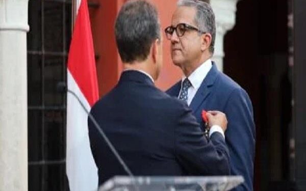 فرنسا تمنح خالد العناني وسام “جوقة الشرف” وتؤكد تأييدها لترشحه لمنصب مدير عام اليونسكو