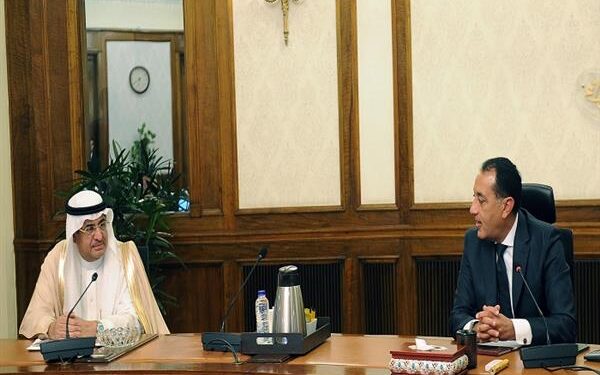 رئيس الوزراء يناقش مع وزير الدولة السعودي حزمة استثمارات سعودية في مصر