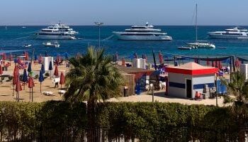 طقس خريفي معتدل وأمطار متفرقة اليوم الأربعاء على بعض المناطق