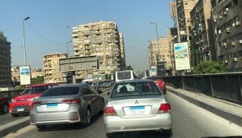 انقلاب سيارة نقل محملة بالحديد على الدائري الأوسطي وإصابة السائق