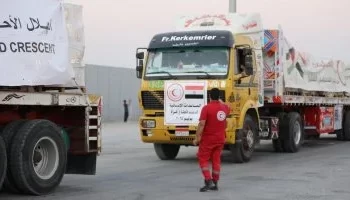 استئناف دخول المساعدات الإنسانية إلى غزة بعد توقف مؤقت