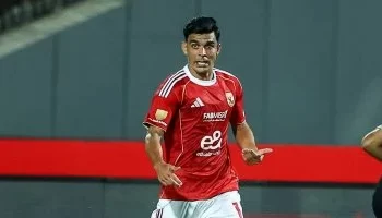 مصدر: أشرف بن شرقي متمسك بالاستمرار في الأهلي وينفي التفكير في العودة للدوري القطري