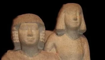 متحف آثار الغردقة يعرض تمثالًا نادرًا يجسد الحب الأسري في مصر القديمة