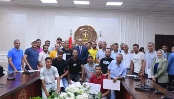 وزير العمل يسلم عقود عمل جديدة لشباب للعمل بالخارج