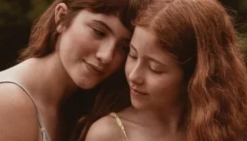 كيف تبني الأم علاقة ثقة مع ابنتها المراهقة؟.. نصائح عملية