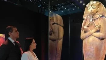 سفير مصر في اليابان يزور معرض “كنوز الملك رمسيس الثاني” بطوكيو