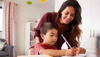 كيف تشجّعين طفلك على المذاكرة في أول يوم دراسة؟
