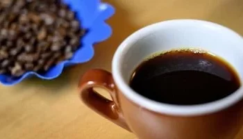 رقم قياسي جديد من دبي: أغلى فنجان قهوة في العالم بسعر 673 دولارًا!