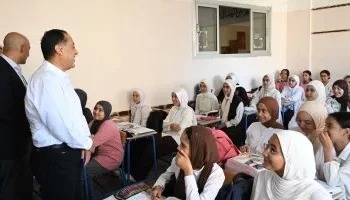 رئيس الوزراء يزور “فاطمة الزهراء الإعدادية” بالمنوفية بشكل مفاجئ للاطمئنان على سير العملية التعليمية