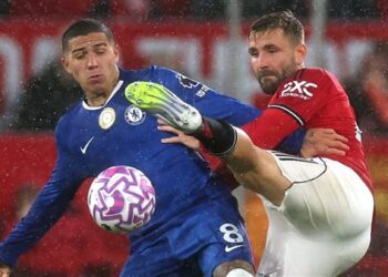 مانشستر يونايتد يهزم تشيلسي بصعوبة في قمة الدوري الإنجليزي