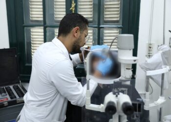 وزير الصحة يتابع حالات مرضى العيون بمستشفى 6 أكتوبر للتأمين الصحي