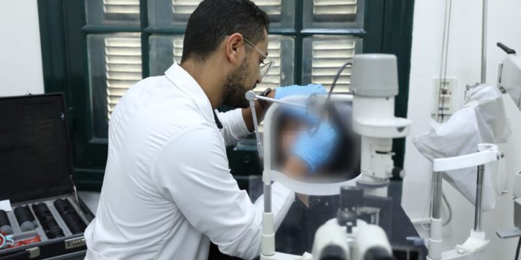 وزير الصحة يتابع حالات مرضى العيون بمستشفى 6 أكتوبر للتأمين الصحي