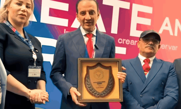 طارق علام يتوّج بجائزة “سفير الإعلام” من المركز العربي الأوروبي بجنيف تقديرًا لمسيرته الإنسانية