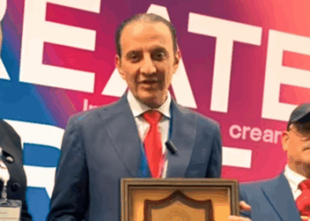 طارق علام يتوّج بجائزة “سفير الإعلام” من المركز العربي الأوروبي بجنيف تقديرًا لمسيرته الإنسانية