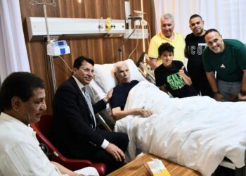 وزير الشباب والرياضة يطمئن على الحالة الصحية للكابتن حسن شحاتة