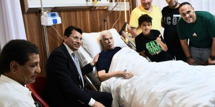 وزير الشباب والرياضة يطمئن على الحالة الصحية للكابتن حسن شحاتة