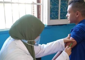 الطلاب الممنوعون من تطعيمات المدارس بأمر الصحة