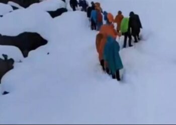 كارثة على «إيفرست».. عاصفة ثلجية عنيفة تحاصر نحو ألف شخص في التبت