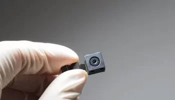 كيف تكشف كاميرات المراقبة الخفية في غرف الفنادق — دليل سريع وعملي