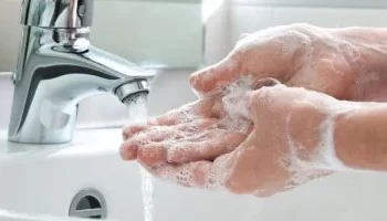 “سلاح بسيط وفعال”: غسل اليدين يجنب الأطفال 30% من حالات الإسهال في البيئة المدرسية