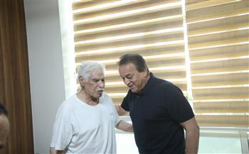 بتكليف من الرئيس السيسي.. وزير الصحة يزور حسن شحاتة للاطمئنان على حالته الصحية