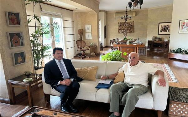 وزير الرياضة يطمئن على صحة حسين لبيب ومرتضى منصور