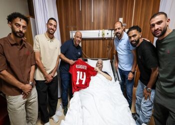 نجوم الأهلي يزورون حسن شحاتة للاطمئنان على صحته.. صور