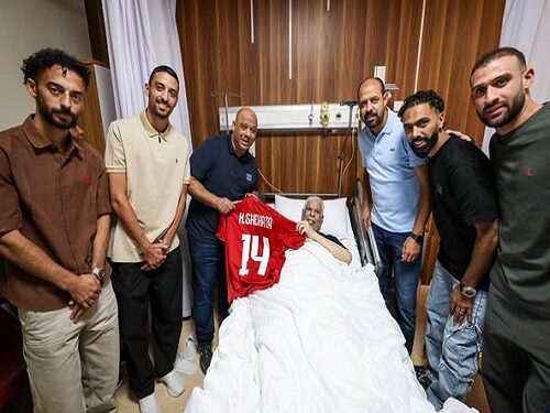 نجوم الأهلي يزورون حسن شحاتة للاطمئنان على صحته.. صور