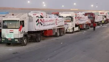 انطلاق قافلة مساعدات إنسانية ضخمة من معبر رفح متجهة إلى قطاع غزة عبر كرم أبو سالم والعوجة