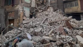 انهيار عقار قديم خالٍ من السكان في منطقة مصر القديمة دون خسائر بشرية