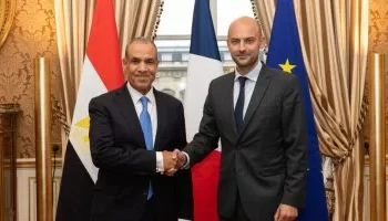 وزير الخارجية يلتقي نظيره الفرنسي في باريس لبحث تعزيز العلاقات الثنائية والقضايا الإقليمية