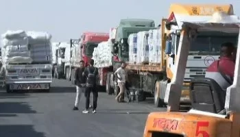 “إكسترا نيوز”: 300 شاحنة مساعدات تنتظر العبور إلى غزة رغم بطء إجراءات التفتيش