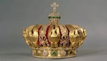 لصوص يسرقون 8 قطع مجوهرات نادرة من متحف اللوفر.. ويفشلون في الاستيلاء على “ماسة ريجنت”