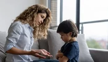 بمناسبة اليوم العالمي للتأتأة: نصائح للآباء للتعامل الصحيح مع الطفل المتلعثم لتجنب تفاقم المشكلة