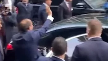 الجالية المصرية تستقبل الرئيس السيسي في بروكسل بهتافات التأييد والرئيس يوقّع في سجل الشرف بالبرلمان الأوروبي