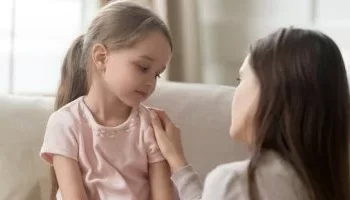 بعد حبس مدرس بالدقهلية بتهمة التحرش بطالبة ابتدائية.. خبراء يقدمون نصائح حاسمة لحماية الأطفال