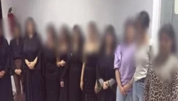 سقوط شبكة “مساج” إلكترونية في القاهرة.. متهمات يرتدين عبايات موحدة أثناء العرض على النيابة