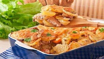 طريقة عمل طاجن البطاطس بقطع الدجاج.. وجبة شرقية كلاسيكية بمذاق غني